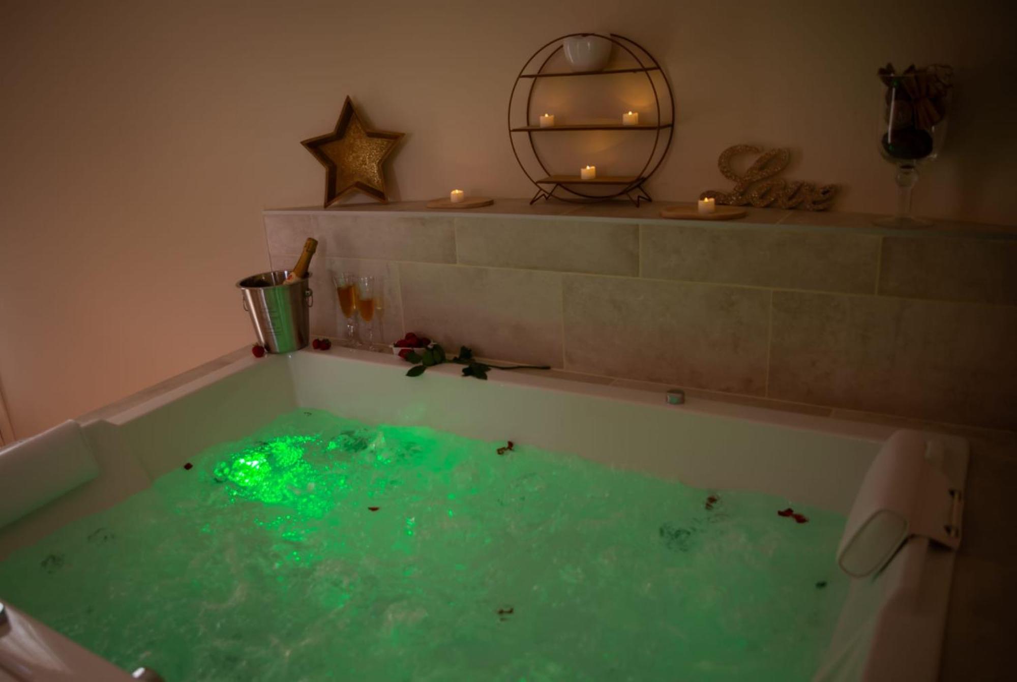 Le Mas Aux Amoureux , Suite Romantique Et Spa Le Barcarès Eksteriør billede