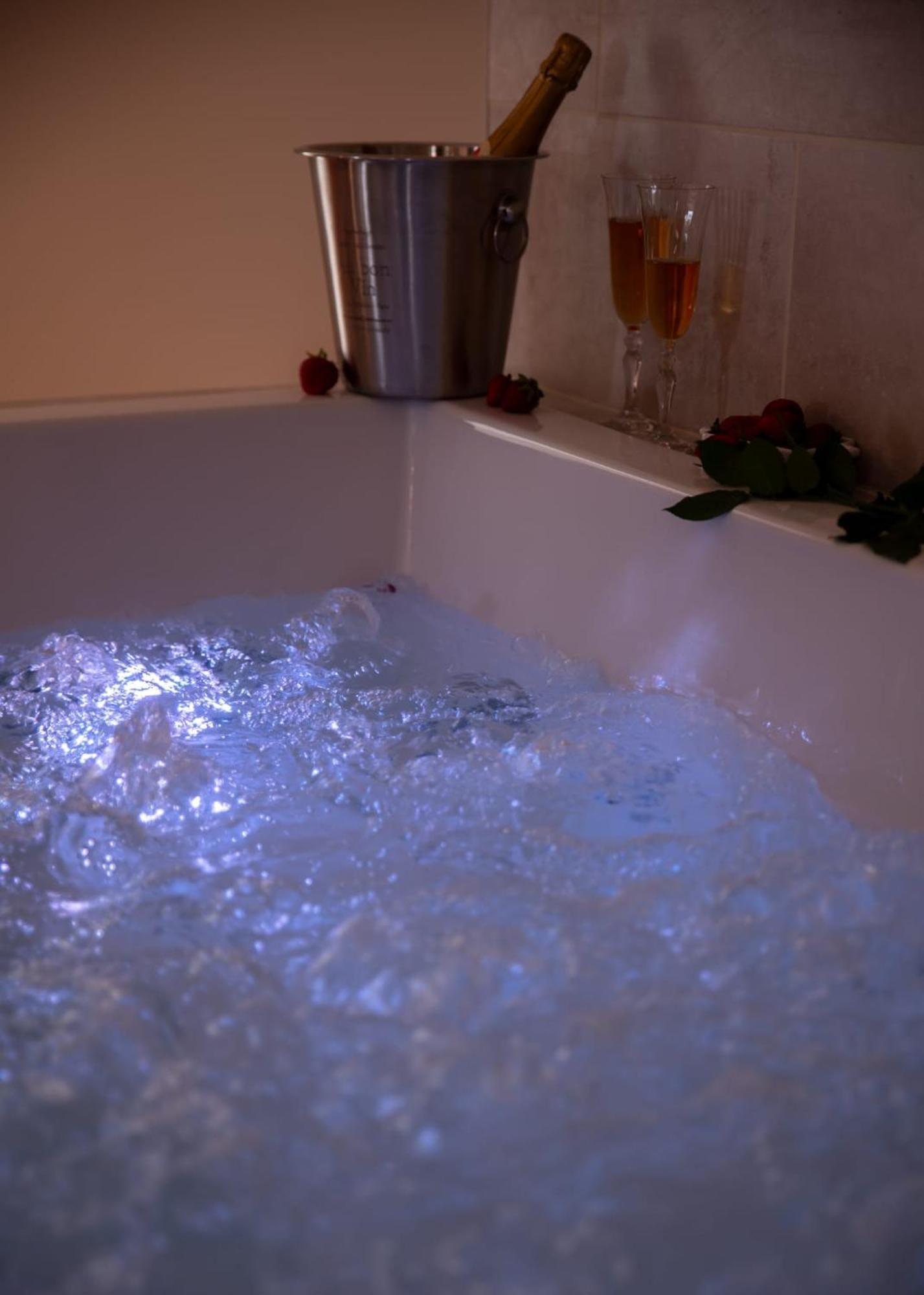 Le Mas Aux Amoureux , Suite Romantique Et Spa Le Barcarès Eksteriør billede